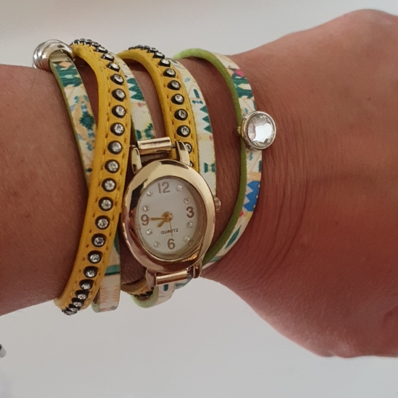 Yellow designer fashionable Watch on the bundle of bracelets - Picture 3 of 3